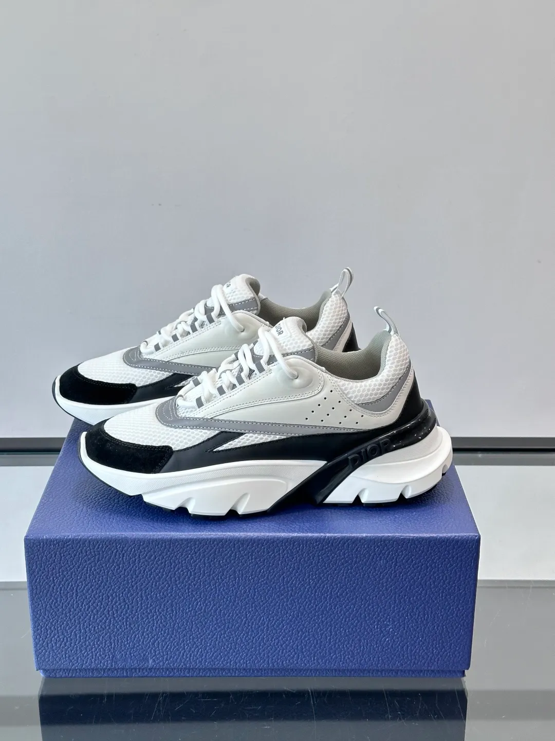 Men's shoes 💰p520 "Dior" B22 retro jogging shoes, inspired by classic jogging shoes, low-top thick sole design, cow leather + mesh fabric splicing, perfect texture and breathable. The black and white engraved rubber sole has great grip and comfort, and is OK for daily wear or sports! There is an embossed "CD" logo on the side of the shoe, which is low-key and recognizable. Rich colors, black and white, gray and blue, etc., versatile and fashionable, loved by European and American hip-hop circles and bloggers, a must-have for trendy wear size: 39-44 (customized at 45.46)